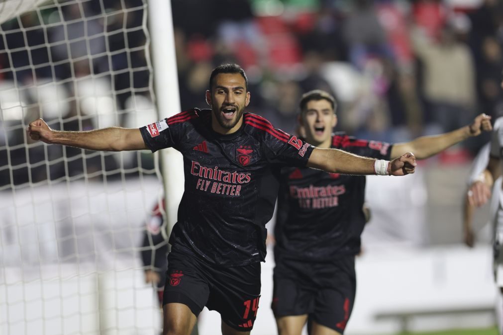 Benfica vence na Amadora e mantém atraso para líder Sporting