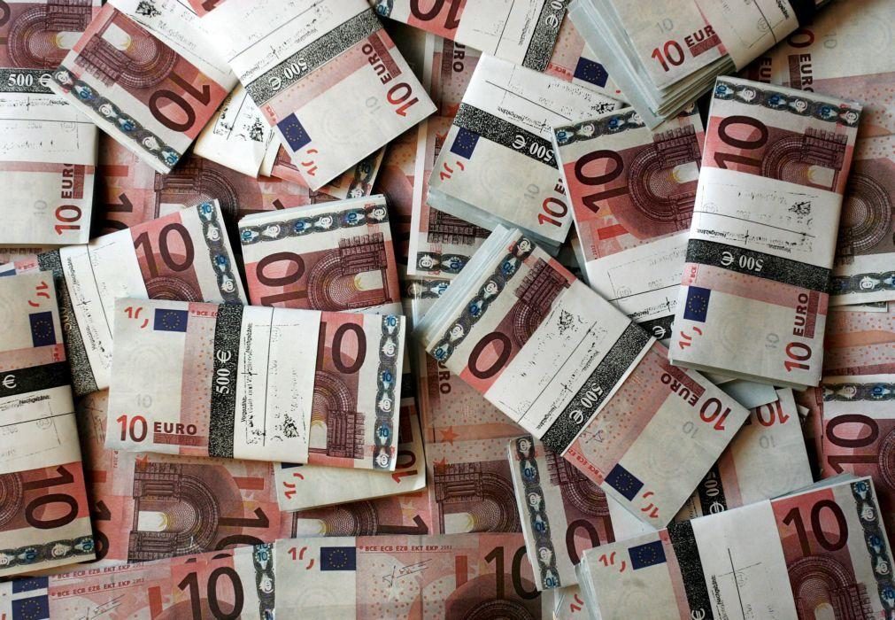 Euro cai e segue abaixo de 1,03 dólares