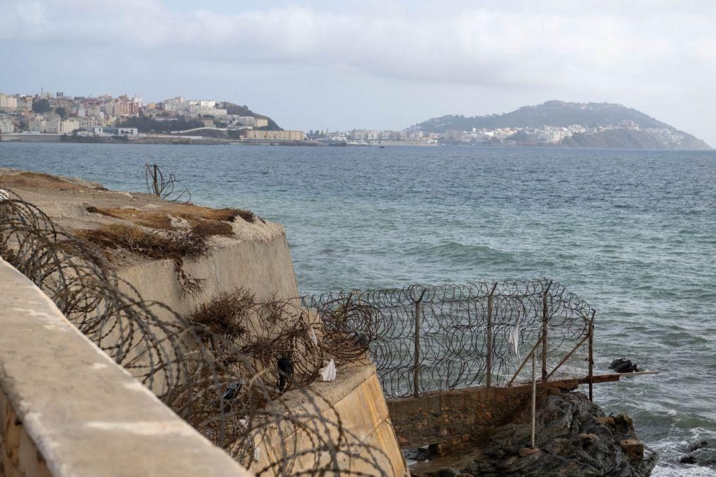 Grupo de migrantes incluindo três crianças chega a Ceuta a nado