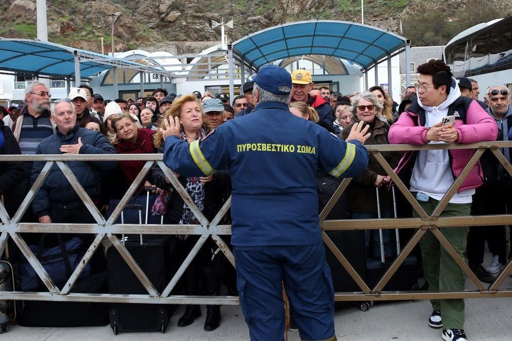 Dez mil pessoas abandonaram ilha grega de Santorini devido a pequenos sismos