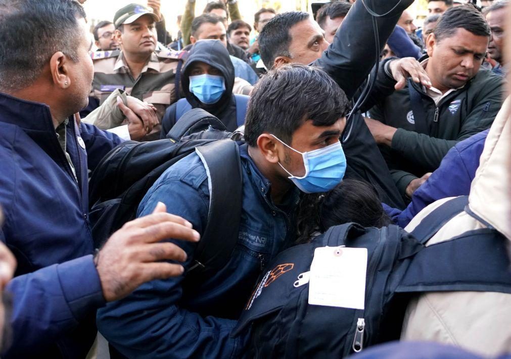 Parlamento indiano suspenso por protestos contra maus-tratos dos EUA a deportados