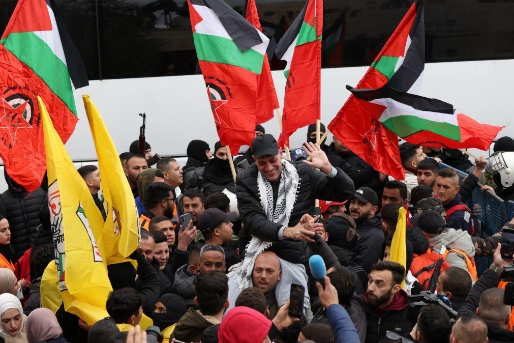 Dezenas de palestinianos libertados recebidos em delírio