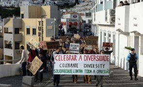 Cerca de 70 pessoas manifestam-se contra a discriminação em Albufeira