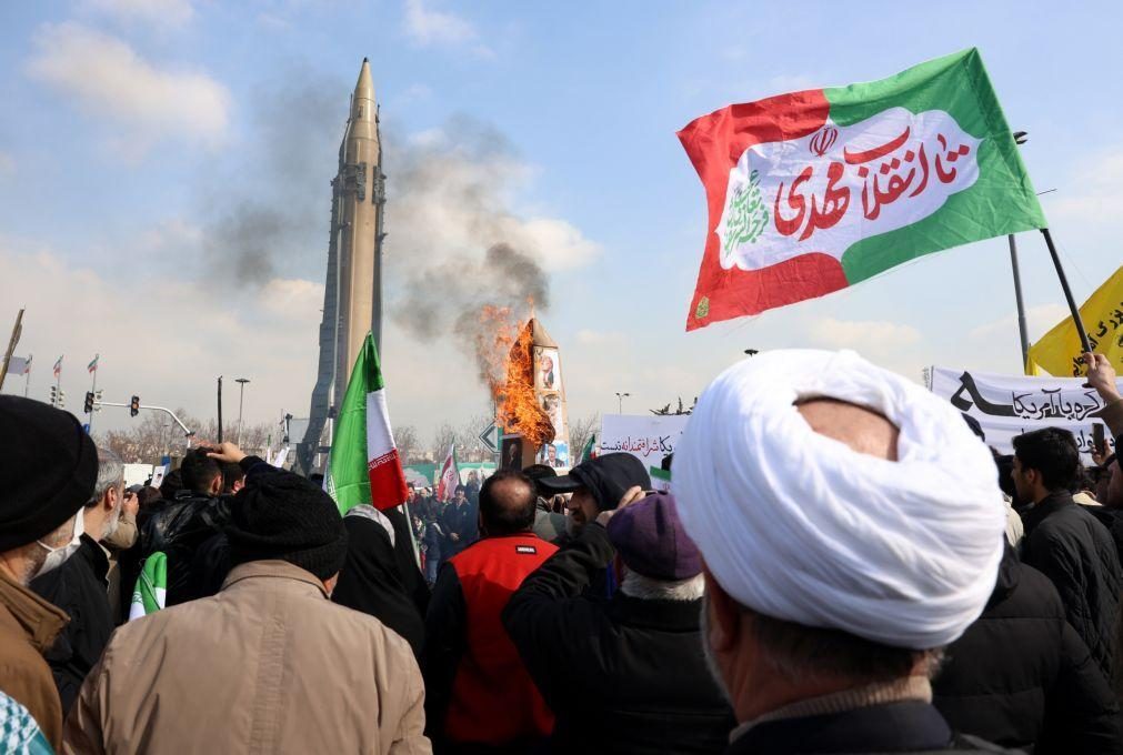 Iranianos assinalam aniversário da revolução de 1979 em cenário de incerteza