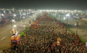 Colisão entre autocarro e veículo que seguia para maior peregrinação hindu na Índia causa dez mortos