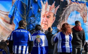 Centenas de adeptos prestaram homenagem a Pinto da Costa no Dragão durante a manhã