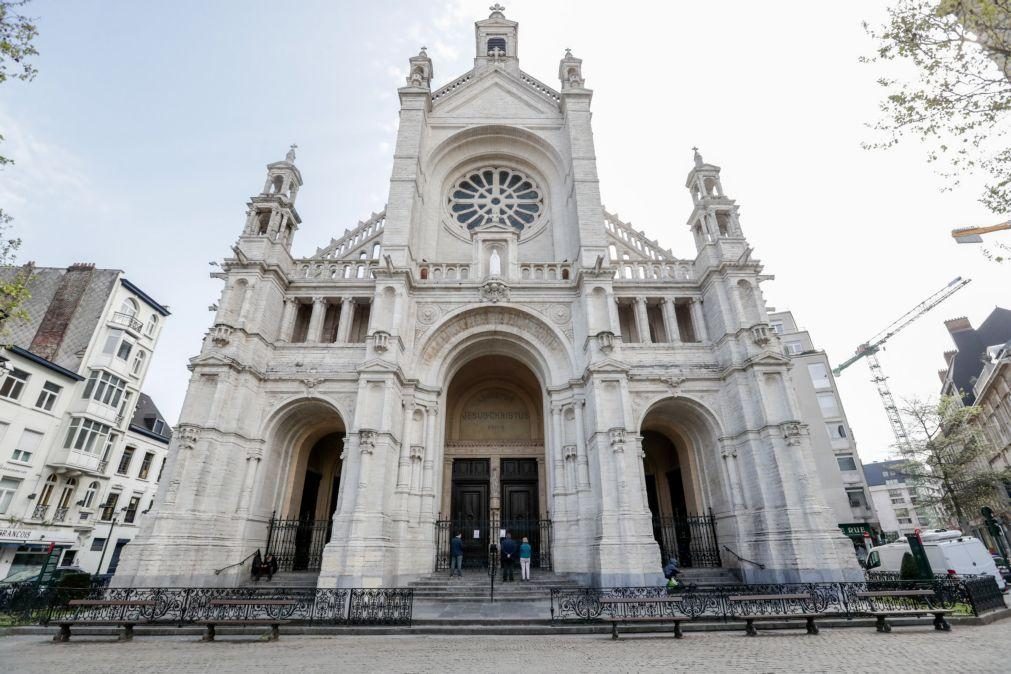 Vítimas de abusos sexuais na Igreja Católica vão processar o Estado belga