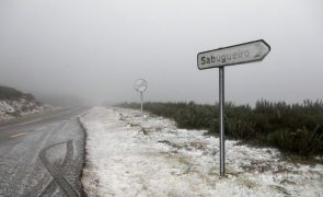 Queda de neve fecha acessos à Torre na Serra da Estrela