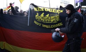 Neonazis desfilam em Berlim sob apupos de populares e ativistas antifascistas