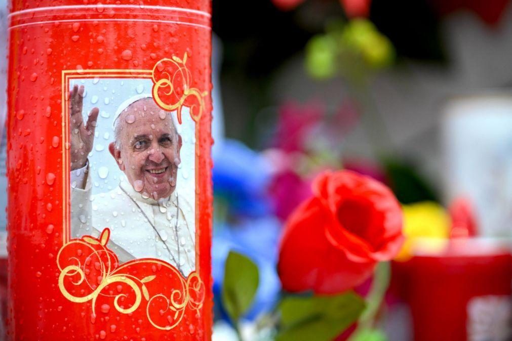 Papa Francisco mostra ligeira melhoria em exames laboratoriais e retoma trabalho