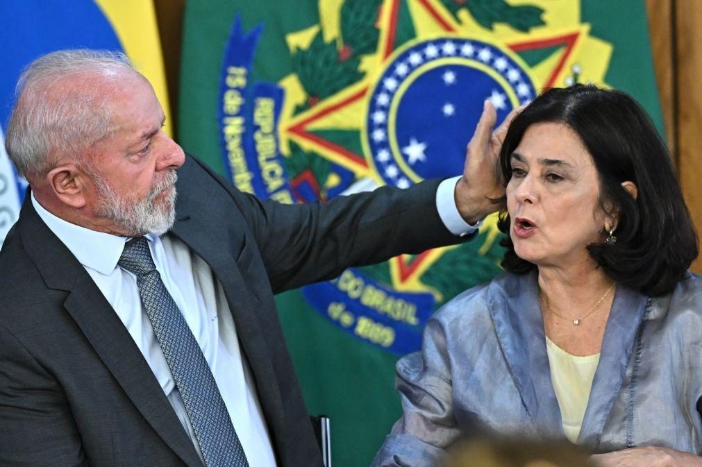 Lula da Silva demite ministra da Saúde do Brasil e anuncia substituto