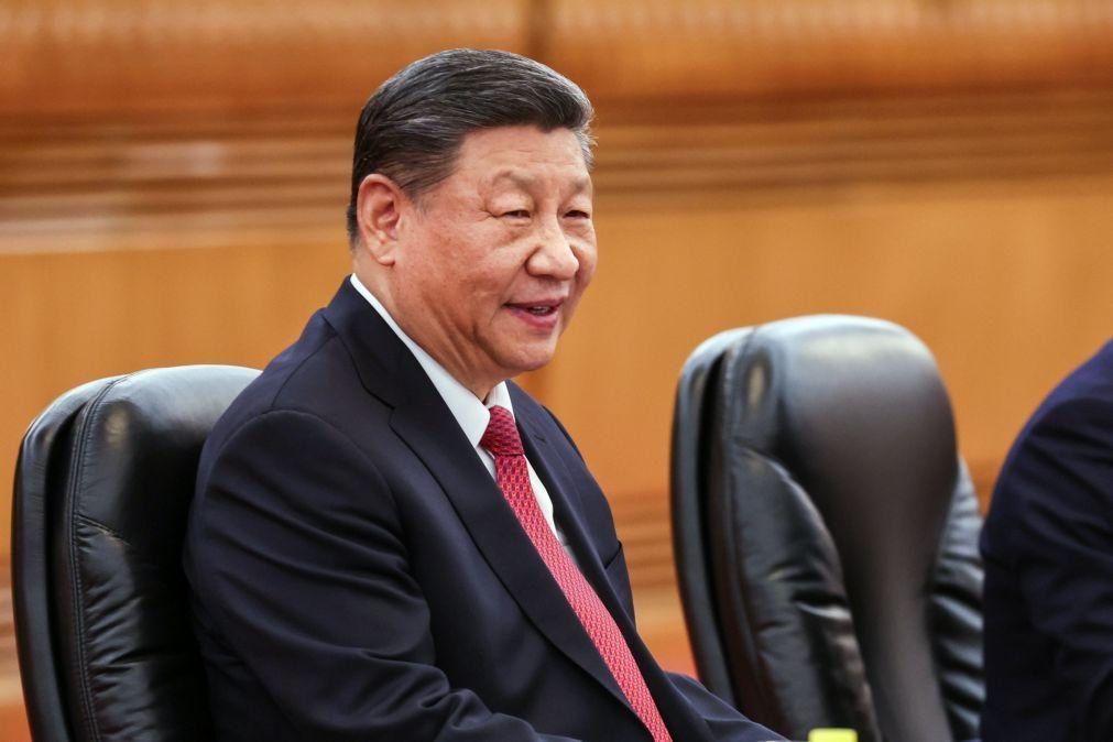 Xi Jinping pede calma face a escalada da guerra comercial com Estados Unidos