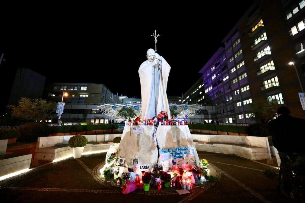 Estado de saúde do Papa melhorou, mas prognóstico continua reservado