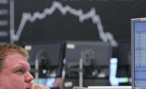 Bolsa de Tóquio abre a perder 2,72%