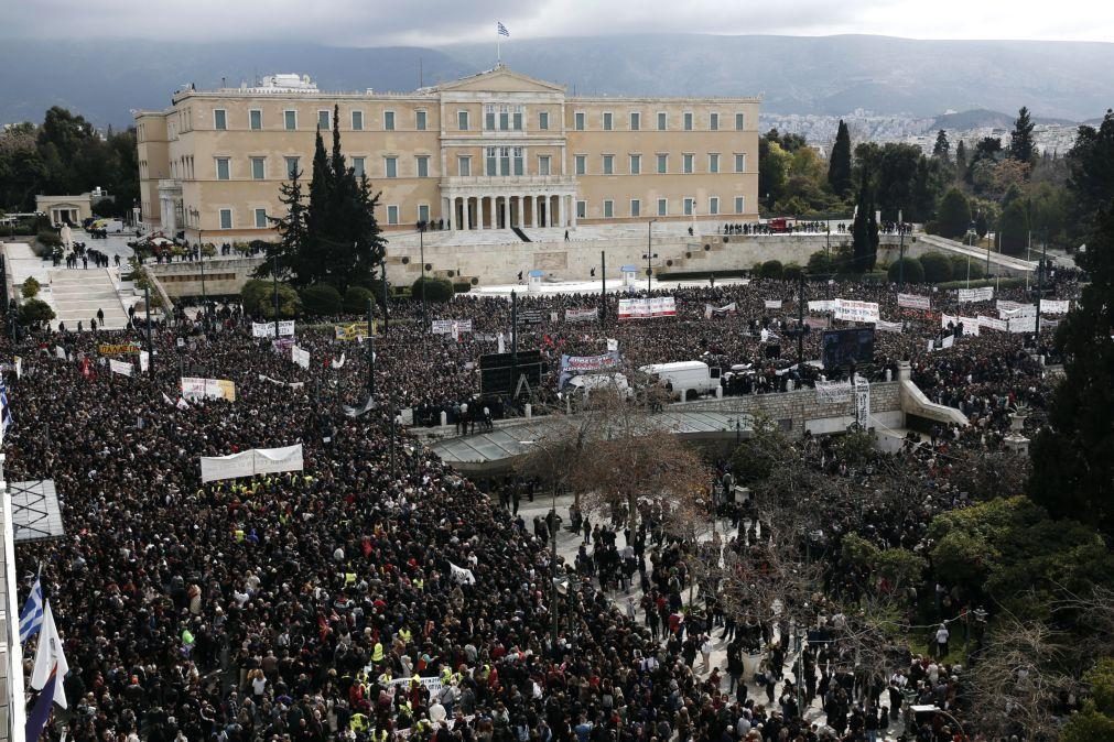 Manifestantes e polícia entram em confronto durante protesto em Atenas