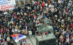 Sérvios em protesto anticorrupção contra regime autoritário do Presidente Vucic