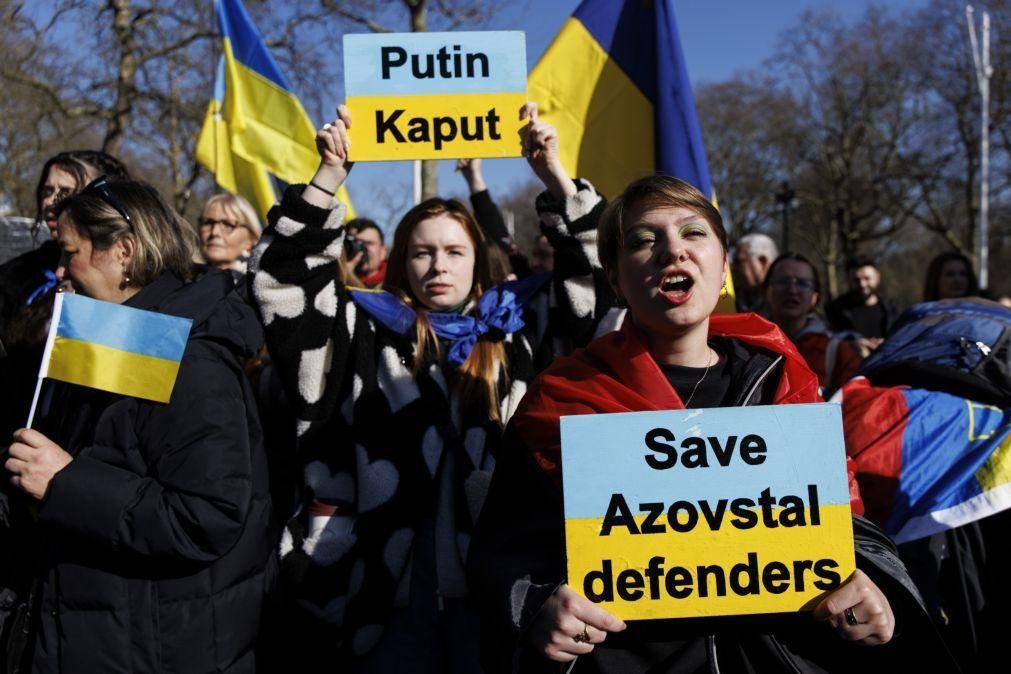 Centenas de ucranianos manifestam-se em Londres em apoio a Zelensky