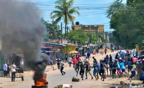 Tiros e caos em bairro periférico de Maputo em protestos por disparos contra caravana de Mondlane