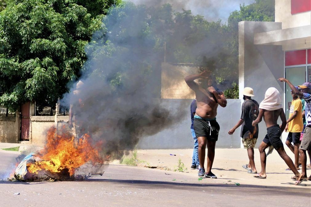 Manifestantes bloqueiam principal estrada moçambicana em Inhambane