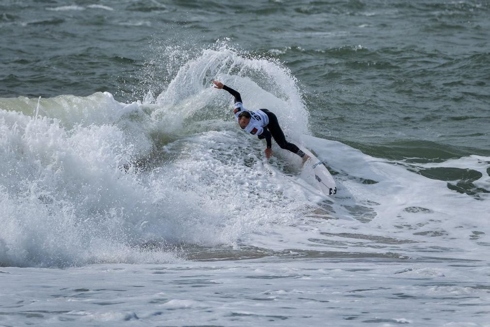 Frederico Morais e Yolanda Hopkins na prova da elite mundial do surf em Peniche