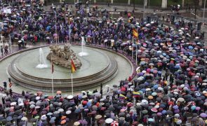 Milhares de pessoas marcham em Madrid pelos direitos das mulheres