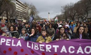 Mais de mil pessoas manifestam-se em Lisboa com alertas para direitos em perigo