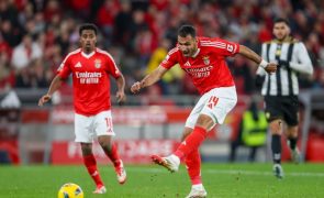 Benfica vence Nacional e 'cola-se' provisoriamente ao Sporting na liderança