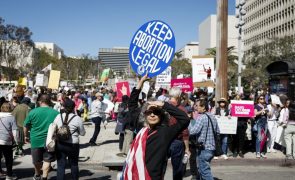 Milhares saem à rua em Los Angeles para defender mulheres e protestar contra Trump