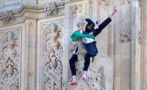 Homem que escalou Big Ben em Londres com bandeira palestiniana foi detido pela polícia