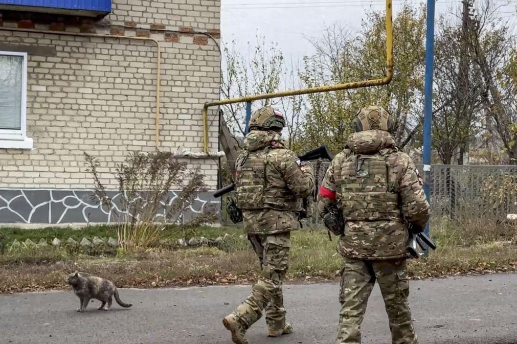 Rússia lança mais de 100 drones e reclama ter tomado aldeia ucraniana