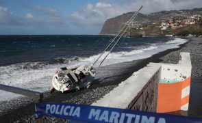 Veleiro de navegador solitário francês encalhou na praia Formosa, na Madeira