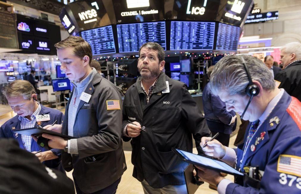 Wall Street segue em forte queda devido a receios sobre economia dos EUA