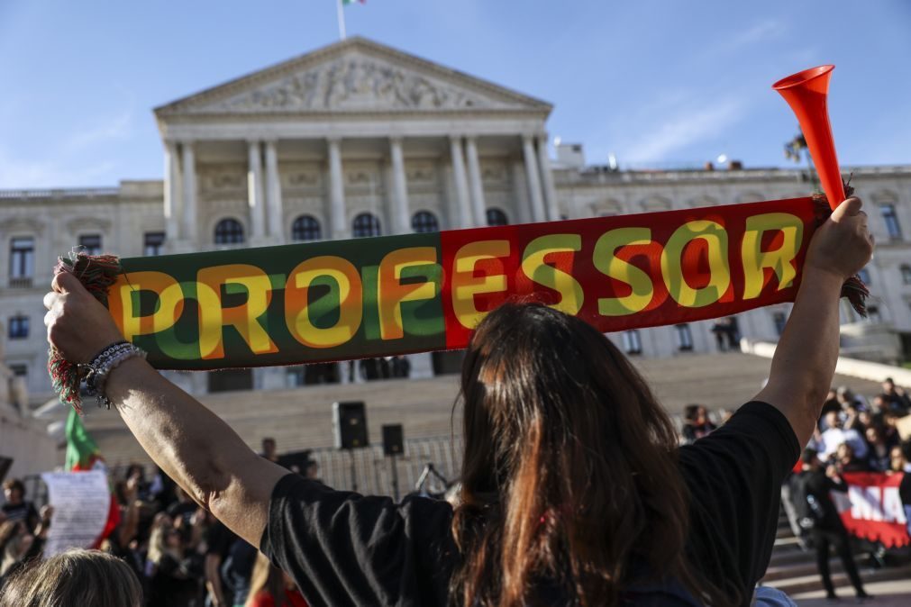 Parlamento aprova alargamento de apoio a todos os professores deslocados