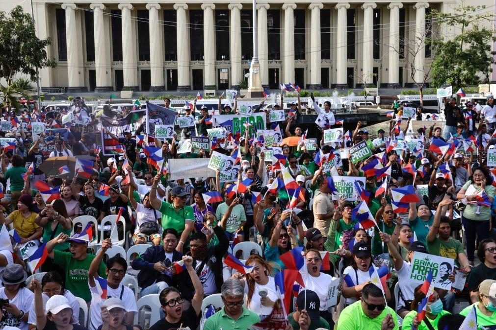 Centenas de pessoas manifestam-se em Manila em apoio ao ex-presidente Duterte