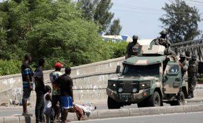 Corpo de jovem baleado carregado para estrada em Maputo em protesto contra a polícia