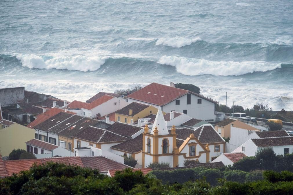 Sete ilhas açorianas sob aviso amarelo até quinta-feira por vento e agitação marítima