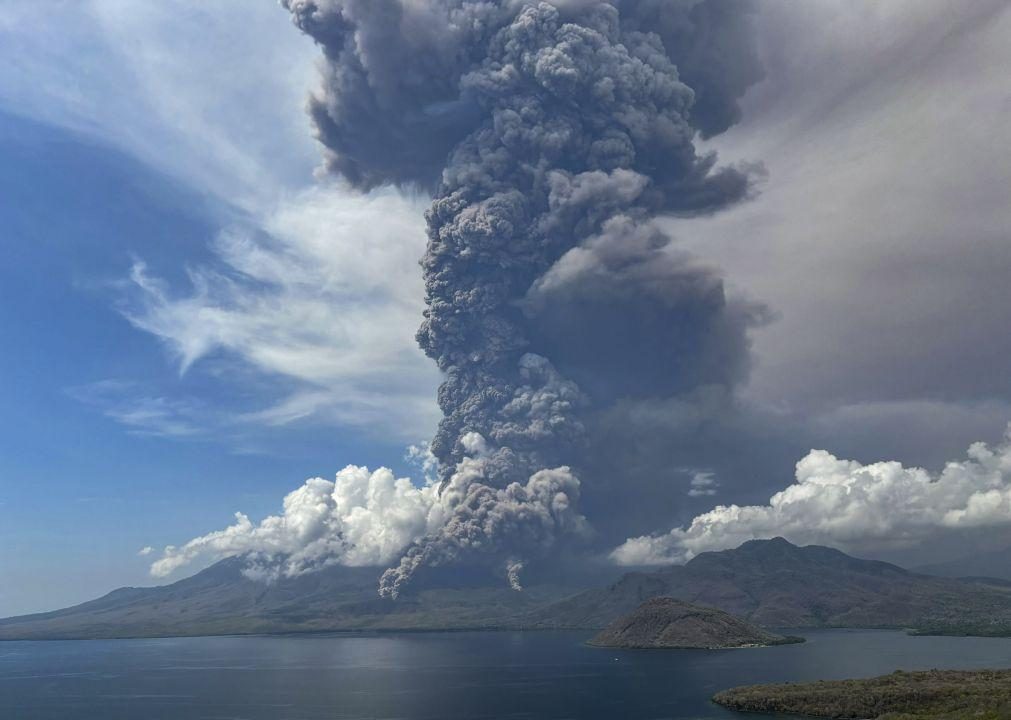 Voos cancelados na Indonésia após nova erupção em vulcão na ilha das Flores