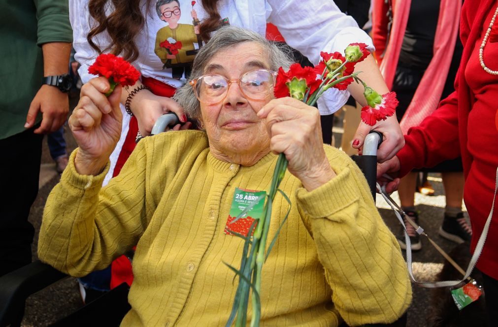 Encontro Hispanoluso de Poesia homenageia Celeste Caeiro, a mulher dos cravos de Abril