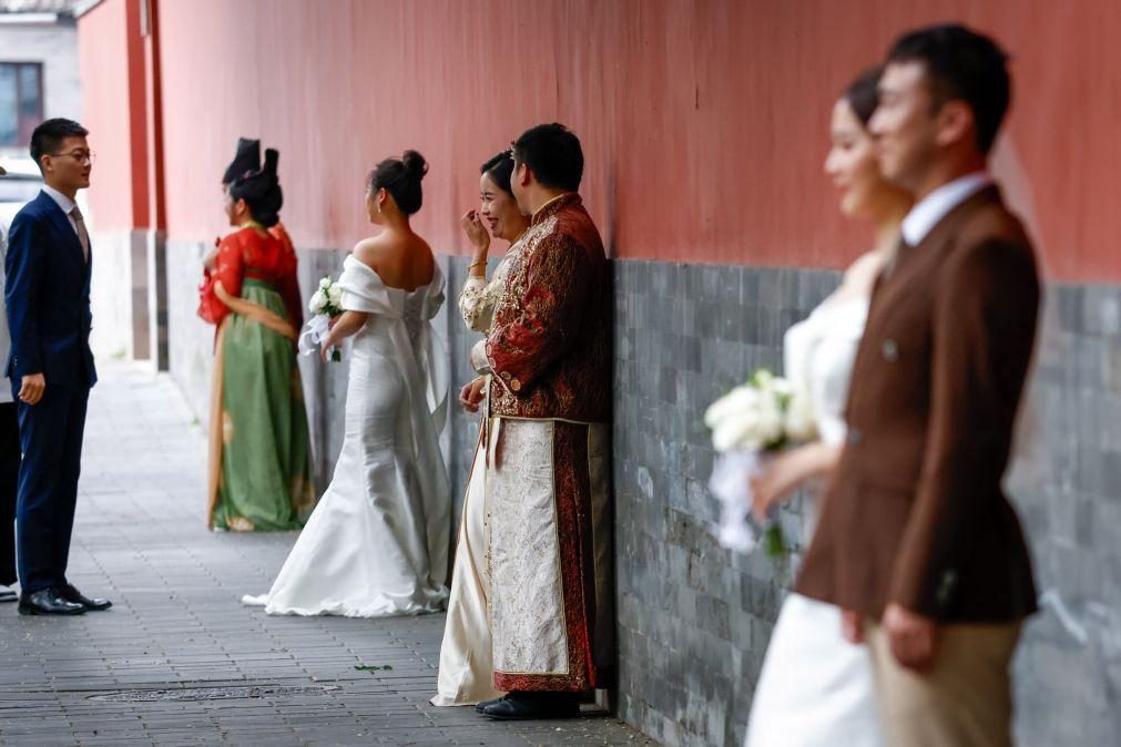 China simplifica registos de casamento para incentivar a natalidade