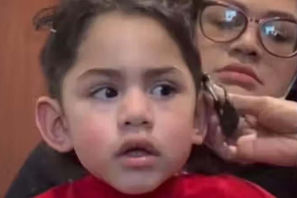 Menina surda emociona-se ao ouvir a voz da mãe pela primeira vez