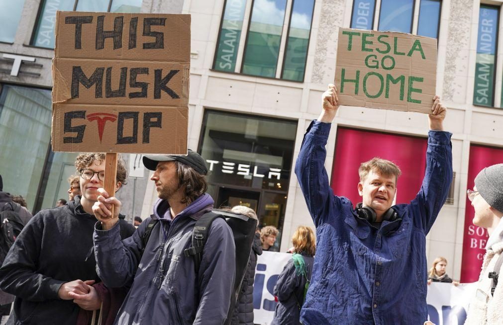Centenas de pessoas protestam contra Musk num concessionário da Tesla em Berlim