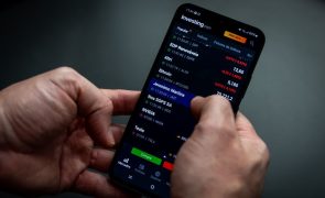 PSI cai quase 6% com todos os títulos 'no vermelho'