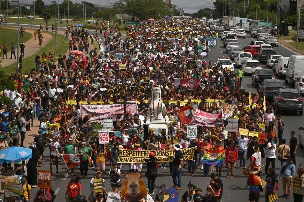 Milhares de indígenas juntos em Brasília lutam por um futuro