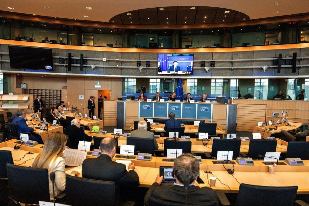 Ministros do euro analisam impacto das tarifas de Trump e novo mecanismo de defesa