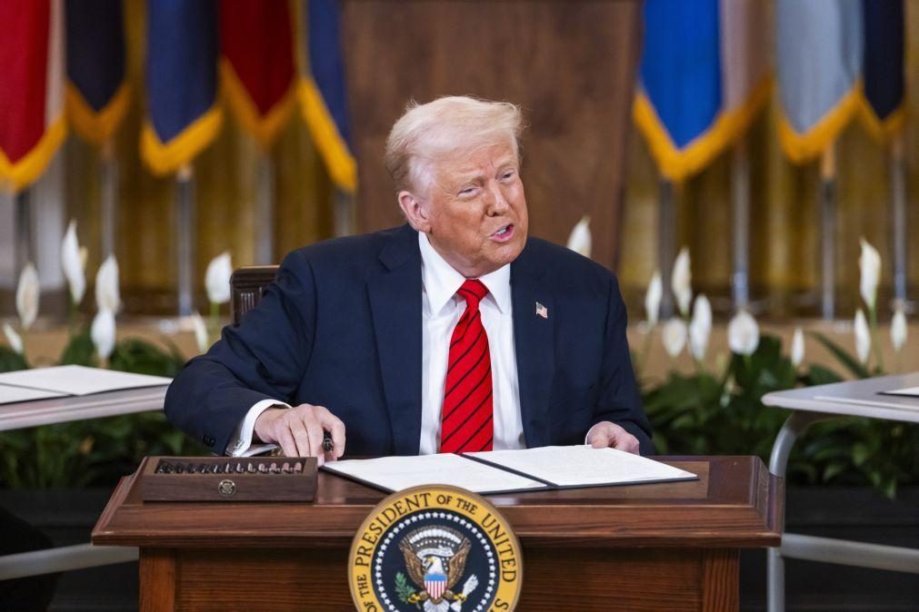Democratas suspeitam que Trump manipulou mercados