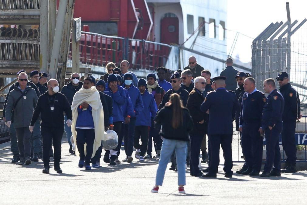 Itália transfere primeiro grupo de imigrantes com ordem de expulsão para centros na Albânia