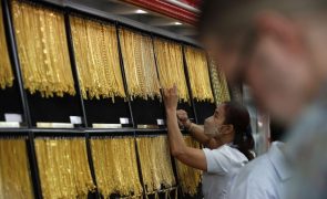 Ouro atinge máximos históricos acima dos 3.245 dólares por onça
