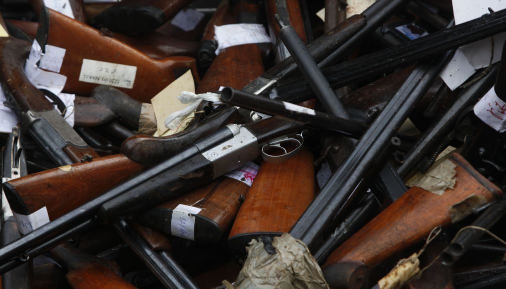 União Europeia quer reforçar controlo do comércio internacional de armas