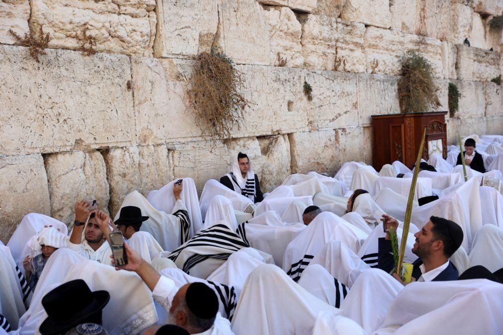 Dezenas de milhares de judeus reúnem-se em Jerusalém para bênção tradicional
