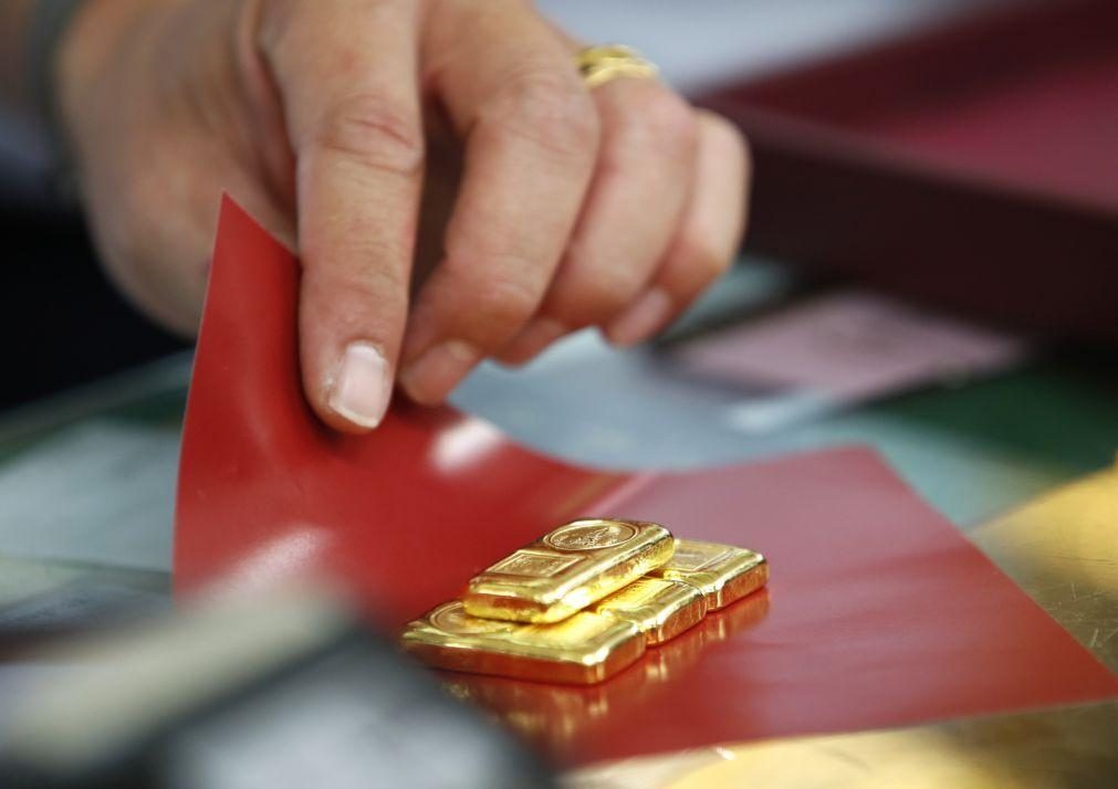 Ouro atinge novo máximo histórico ao ultrapassar os 3.290 dólares por onça